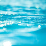 Close-up van helderblauw water met lichtreflecties