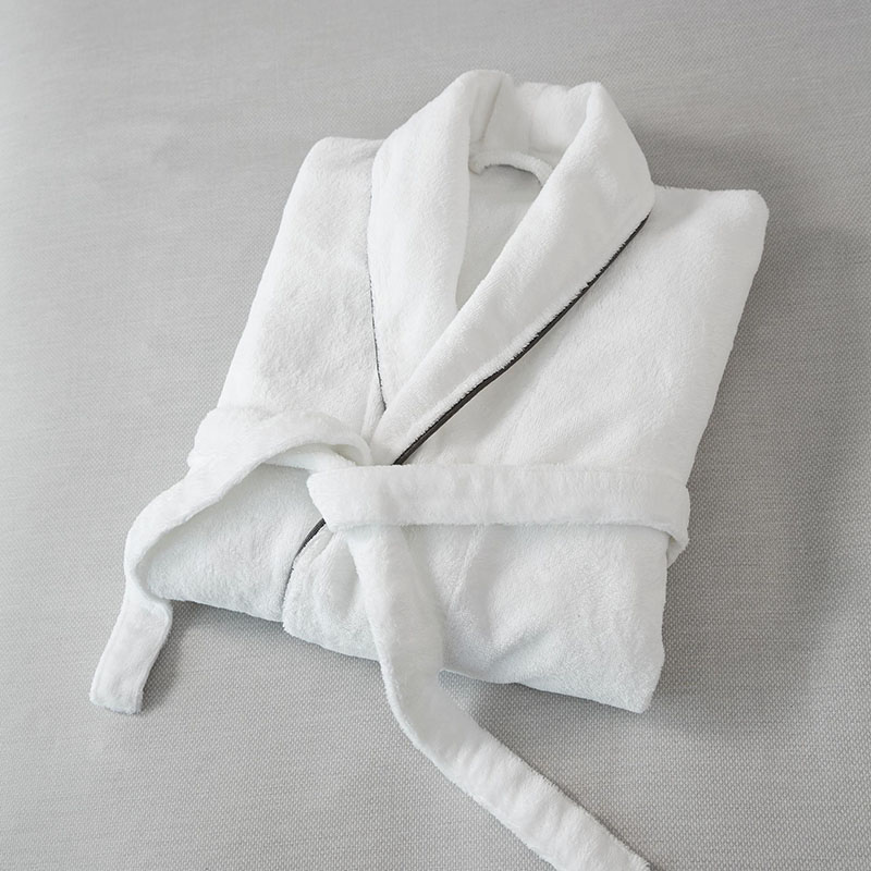 Witte badjas met donkere bies uit de Blycolin Collectie