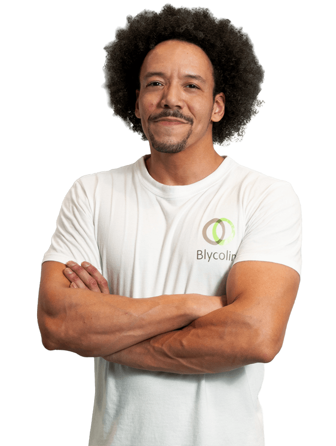 Lachende medewerker met de armen over elkaar in een wit Blycolin-shirt