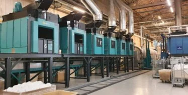 Industriële wasmachines in de wasserij van Blycolin in Renkum
