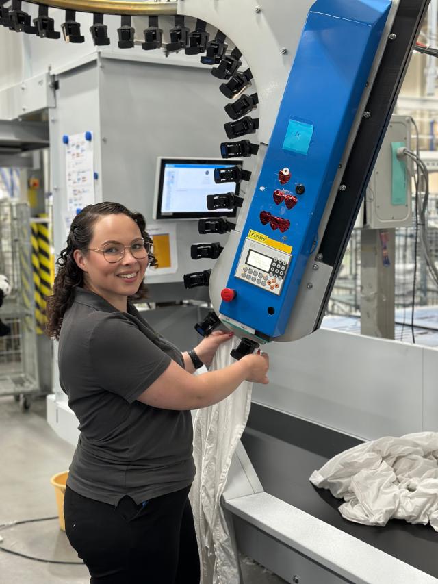Nathalie, unitmanager bij Blycolin, aan het werk bij een machine in de wasserij